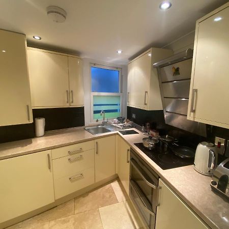 Lovely Entire 1 Bedroom Flat With Patio In Chiswick Superb Location 런던 외부 사진