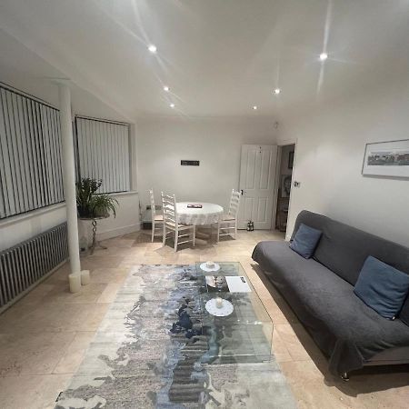 Lovely Entire 1 Bedroom Flat With Patio In Chiswick Superb Location 런던 외부 사진