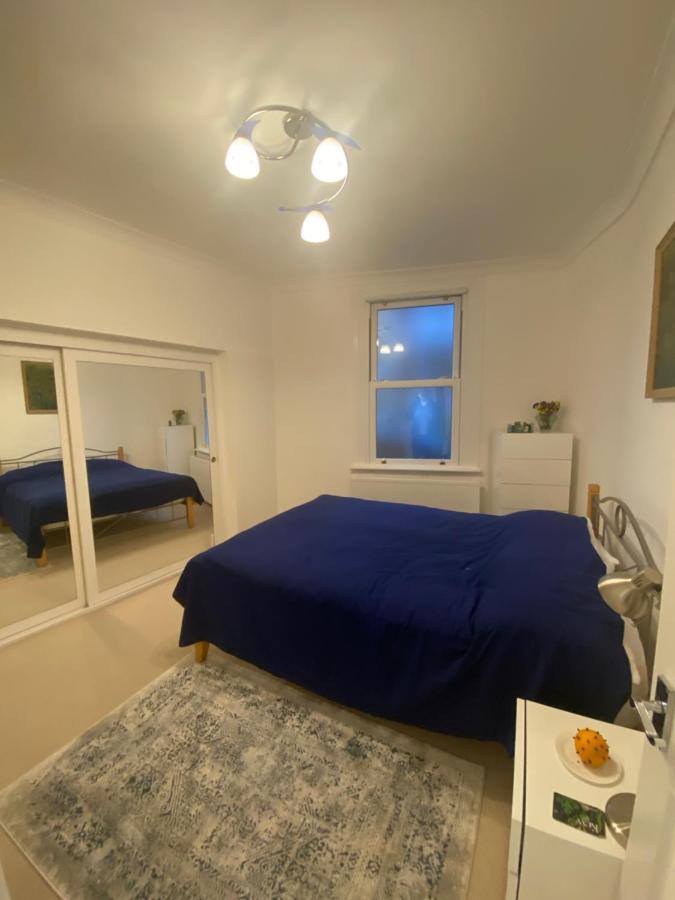 Lovely Entire 1 Bedroom Flat With Patio In Chiswick Superb Location 런던 외부 사진