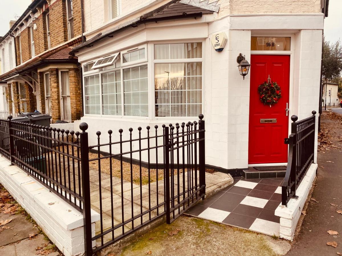 Lovely Entire 1 Bedroom Flat With Patio In Chiswick Superb Location 런던 외부 사진