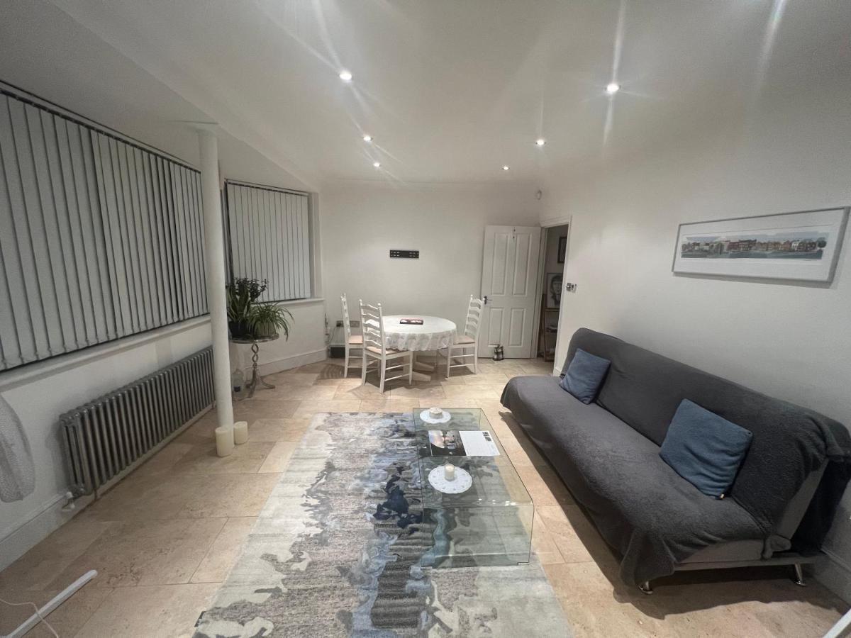 Lovely Entire 1 Bedroom Flat With Patio In Chiswick Superb Location 런던 외부 사진